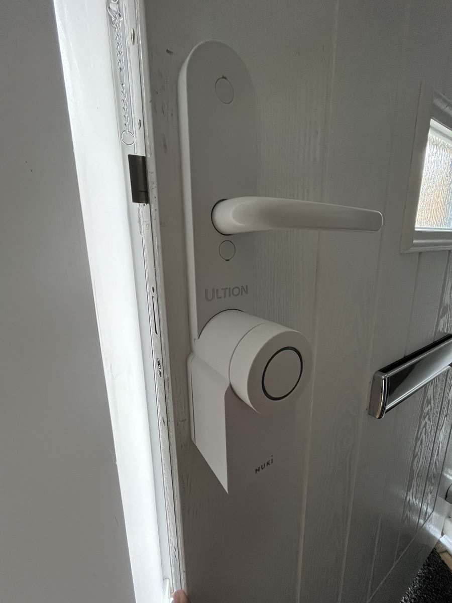 🚪🔓Another #HomeKit / #AppleHome addition: @UltionLock @nuki_smartlock by @BrisantSecure. Easy installation, works out of the box & super sleek design. Made for 🇬🇧doors.