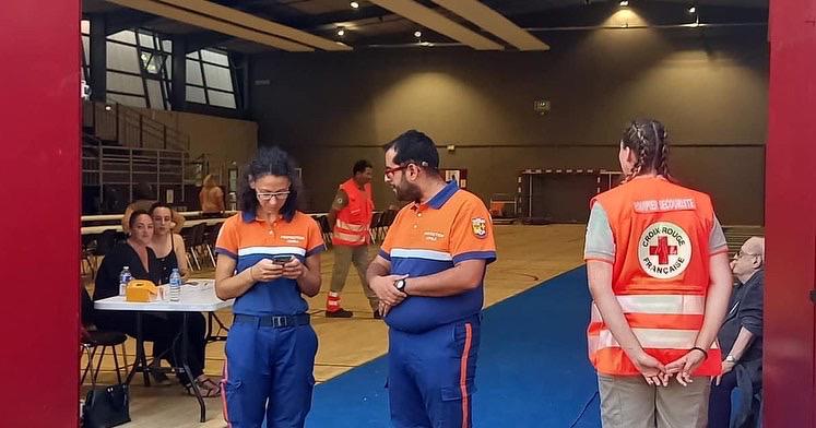 ProtecCivilefr's tweet photo. #FeudeForêt | Sous l'autorité de @Prefet04, les bénévoles se sont relayés toute la nuit à #Forcalquier en collaboration avec les agents communaux @VForcalquier pour assister la population évacuée. https://t.co/SV2BonaOjL