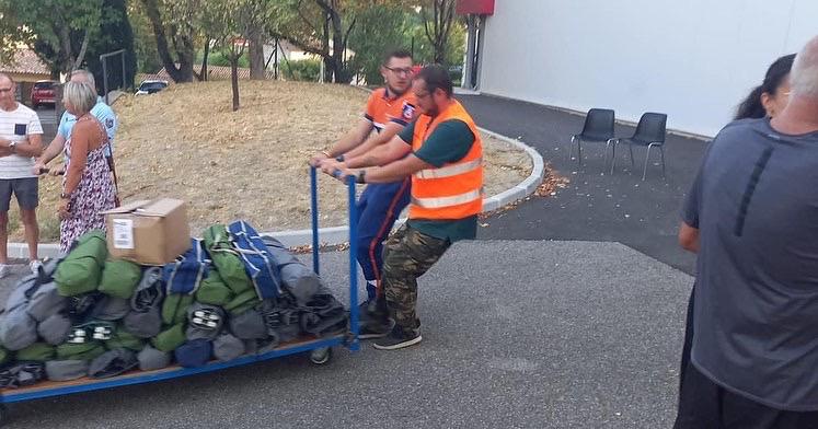 ProtecCivilefr's tweet photo. #FeudeForêt | Sous l'autorité de @Prefet04, les bénévoles se sont relayés toute la nuit à #Forcalquier en collaboration avec les agents communaux @VForcalquier pour assister la population évacuée. https://t.co/SV2BonaOjL