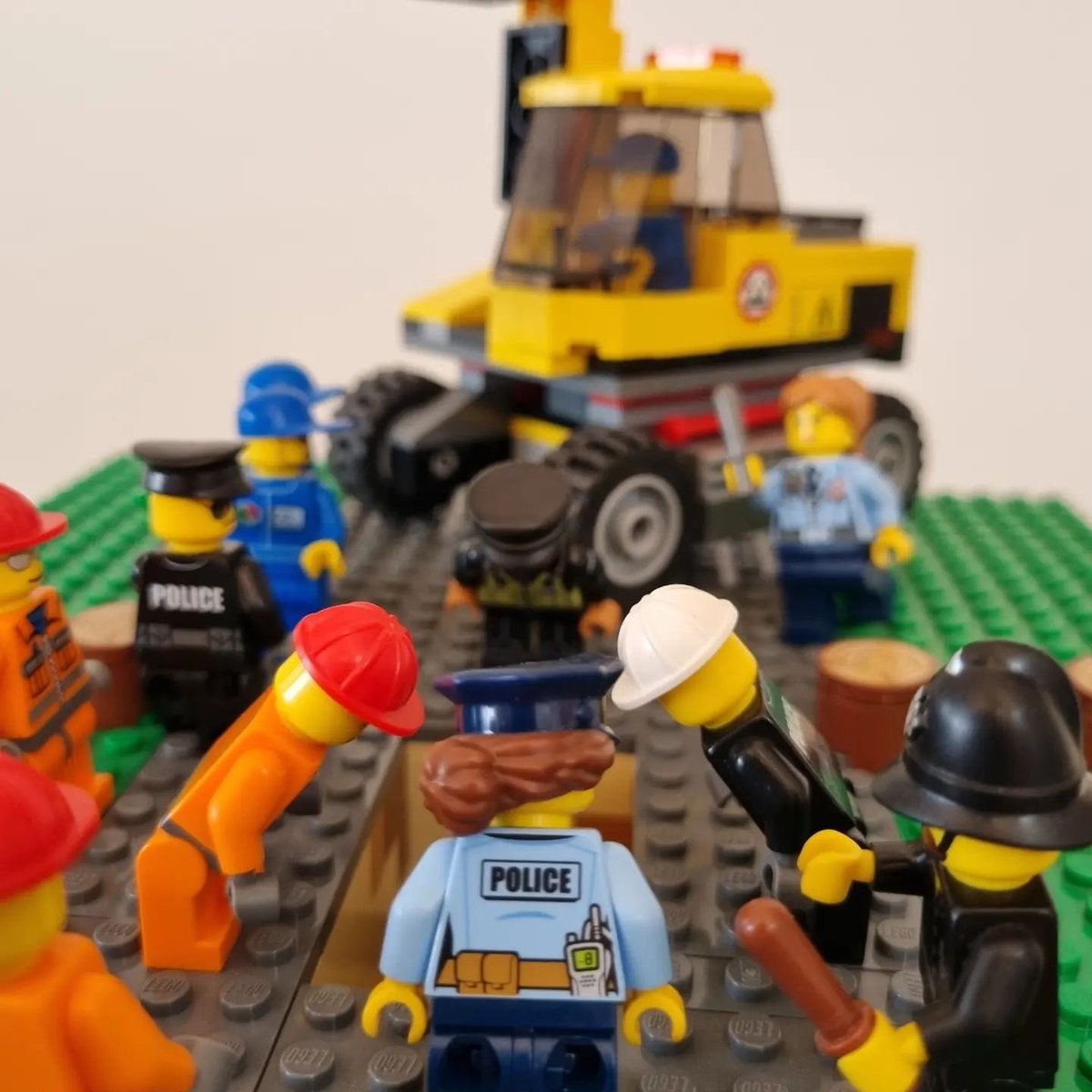 LegoRebellion's tweet photo. 🚨 ACTION NOW 🚨
#LegoRebellion are protesting at Chertsey in #Surrey where they’ve stopped work on the expansion of the SLP Southampton to Heathrow jet fuel pipeline #StopTheSLP !
1/4 https://t.co/xMfBjKMkkH