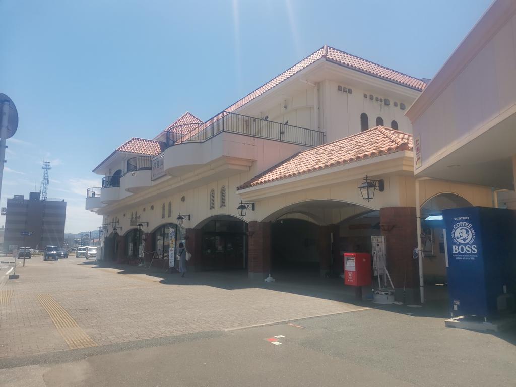 1414daze's tweet photo. 今日は南総文化会館に用事があって館山まで来た！天気が良すぎる☀🥵横浜から高速バスで1本、お伴は先週のモーニングコンサートのこちら…
それから夜は絶対に出そうな雰囲気のある旧校舎を発見。 https://t.co/fo83GoT9Lm