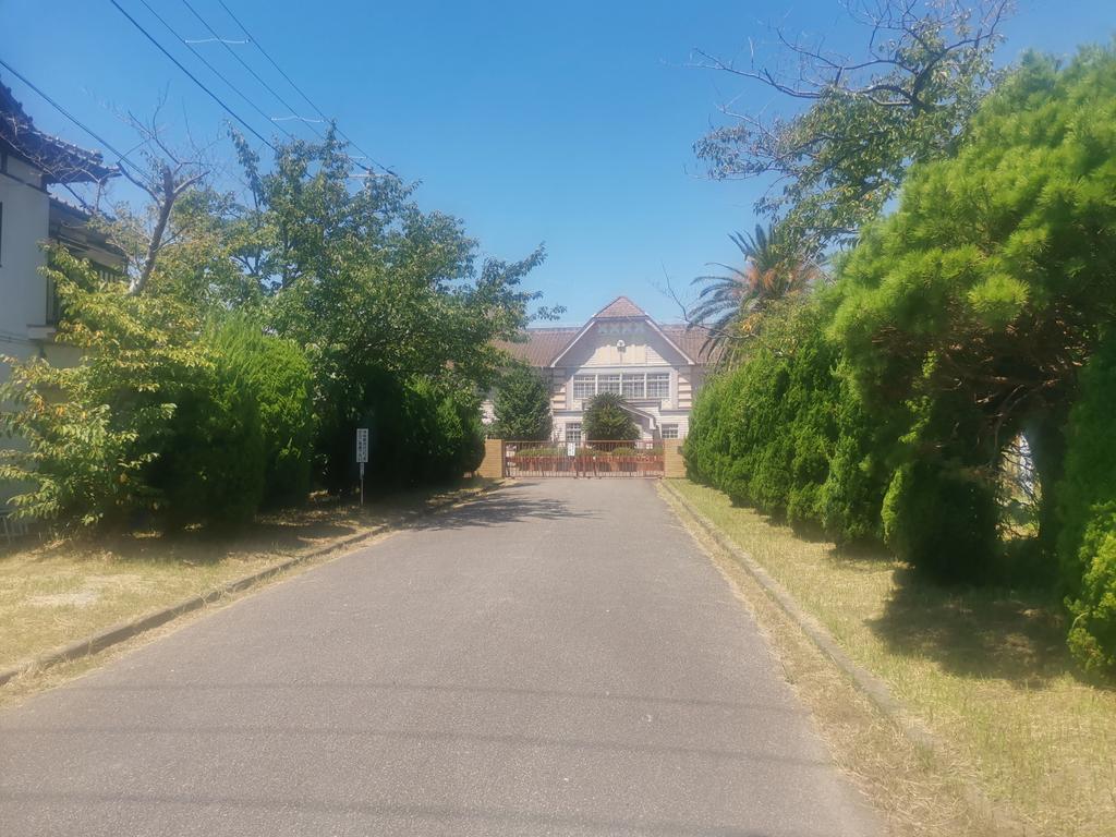 1414daze's tweet photo. 今日は南総文化会館に用事があって館山まで来た！天気が良すぎる☀🥵横浜から高速バスで1本、お伴は先週のモーニングコンサートのこちら…
それから夜は絶対に出そうな雰囲気のある旧校舎を発見。 https://t.co/fo83GoT9Lm