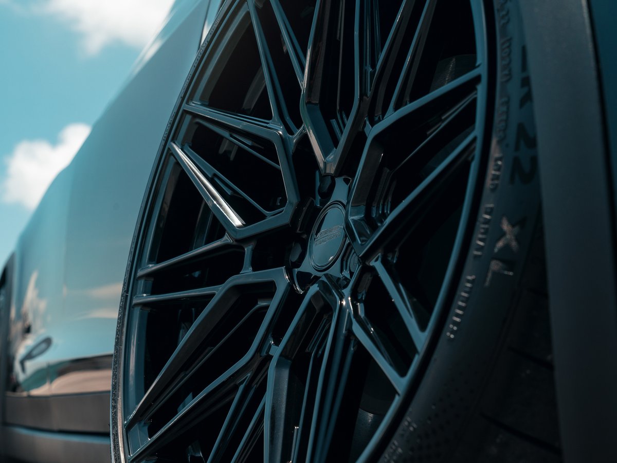VOSSEN_JAPAN's tweet photo. Tesla Model X Plaid x Hybrid Forged Series HF-7
F : 22x9.5, R : 22x10.5 Gloss Black
1,000ps Overの最高峰のハイパワーEV・SUV。足元を支えるのはHF-7。デザインもクオリティーも最高峰!
#VOSSEN #VOSSENJAPAN #TESLA
#modelX #Plaid #HF7 https://t.co/EDgKN9sl5V