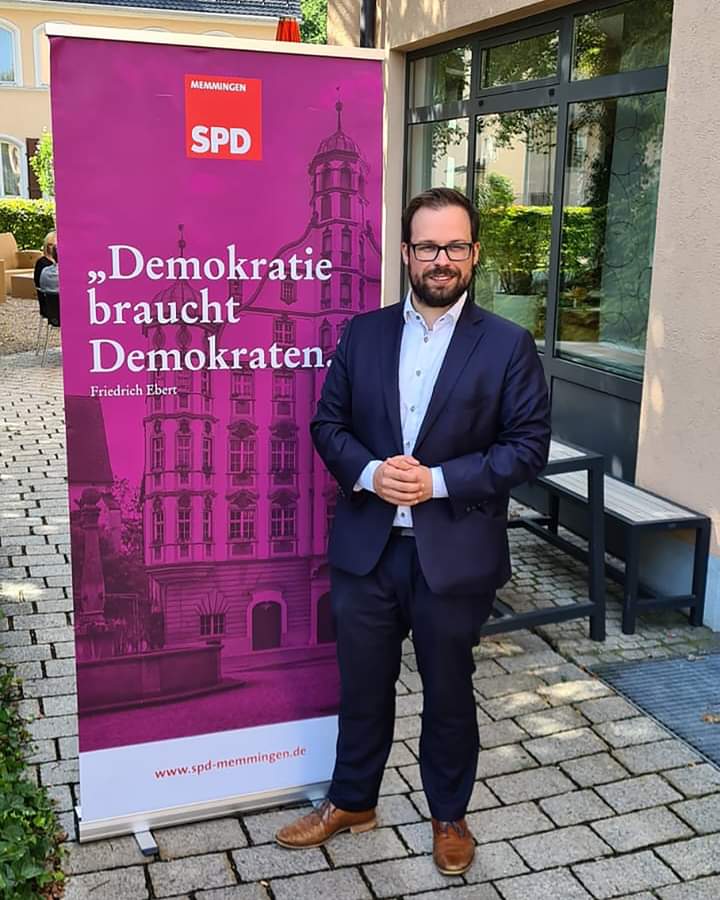 SPDUnterallgaeu's tweet photo. 😃😃 @janrothenb ist Kandidat der @SPDMemmingen für die OB-Wahlen im nächsten Jahr! 😃😃
Wir gehen mit dem gebürtigen Illertissener, der aktuell in Balzheim wohnt, ins Rennen um das Memminger Rathaus. Jan ist Baujahr 1992, verheiratet und hat zwei Kinder (2 + 4). https://t.co/AKdu9l42GP