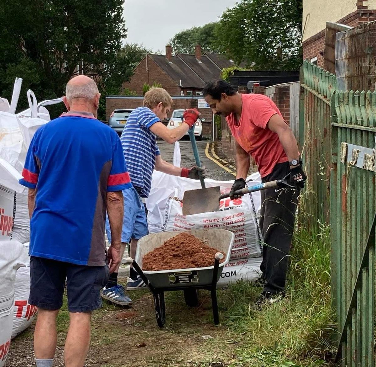 FestivalStoke's tweet photo. 💚New Blog Post💚
It’s full steam ahead at Richmond Street Allotments. 🙌🏼 
Catch up on all the #GreeningStoke news here ⬇️
https://t.co/39GOVb2eTi
@SoTCityCouncil @Lettingintlight 
#allotmentblog #communitygarden
🌸🐝🌱🪴🌻🐛🥕🫑🍎🌺 https://t.co/CJNtTvuUl0