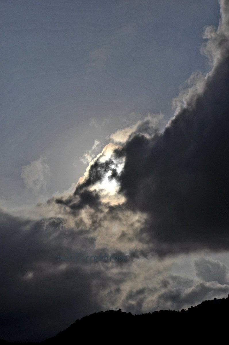roozmdi's tweet photo. #clouds #sky #sun #beforsunset #guilan #photography #poetic #light #Dark https://t.co/KjMwLLDBlK