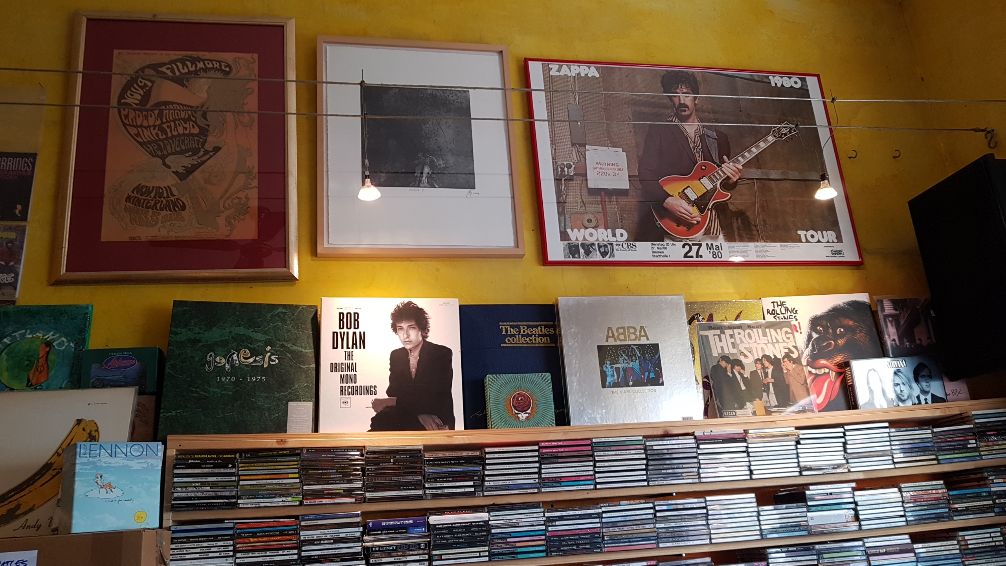 HarryPrenger's tweet photo. Ik bezocht een 2e hands platenzaak in Duitsland. Mooi gevarieerd aanbod. Taylor Swift in dezelfde bak als John Cage... #Giftland in Aken. Zelf plaatjes gekocht van Grateful Dead en debuut van gitarist Terje Rypdal waarop hij nog zingt. https://t.co/I3I8bIb81U