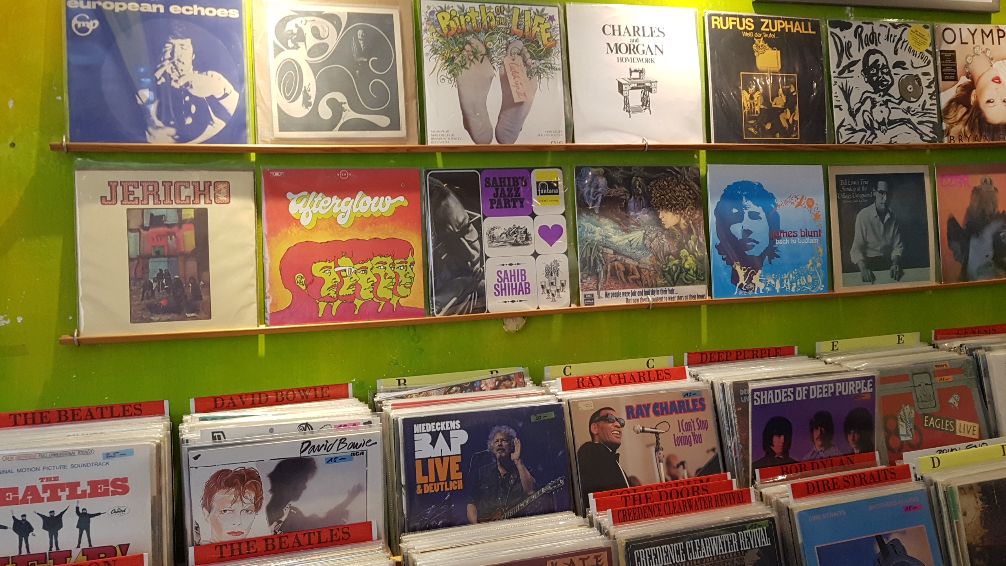 HarryPrenger's tweet photo. Ik bezocht een 2e hands platenzaak in Duitsland. Mooi gevarieerd aanbod. Taylor Swift in dezelfde bak als John Cage... #Giftland in Aken. Zelf plaatjes gekocht van Grateful Dead en debuut van gitarist Terje Rypdal waarop hij nog zingt. https://t.co/I3I8bIb81U