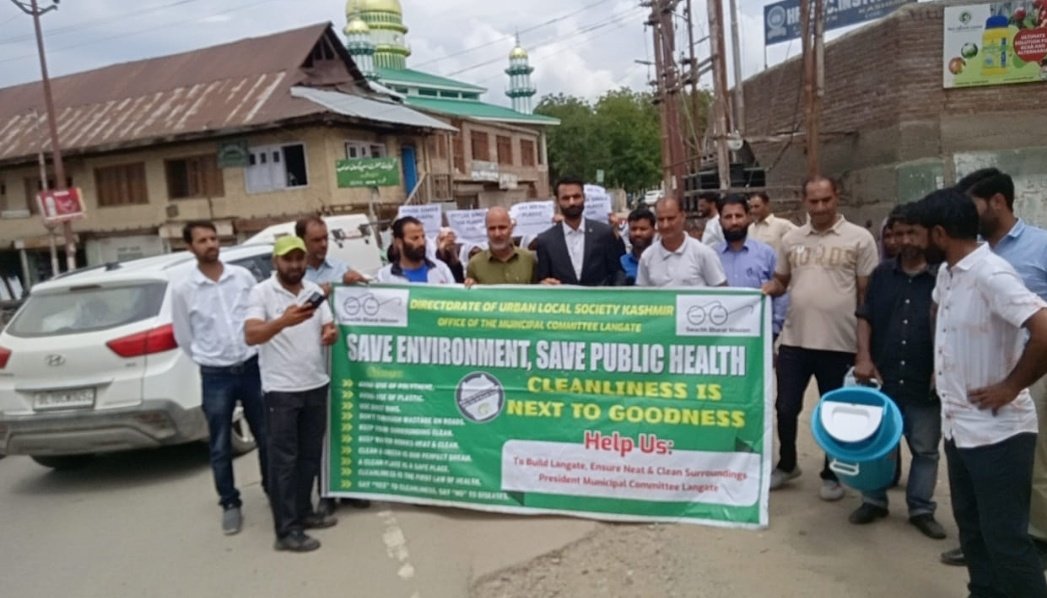 LangateMc's tweet photo. Awareness camipgn, road show and plog run in collabration with Girls Hr sec school Langate held today as a part intensive campign on BOSUP By MC Langate.. @ULBKASHMIR @advozshahnawaz https://t.co/yTUN5N4MIs