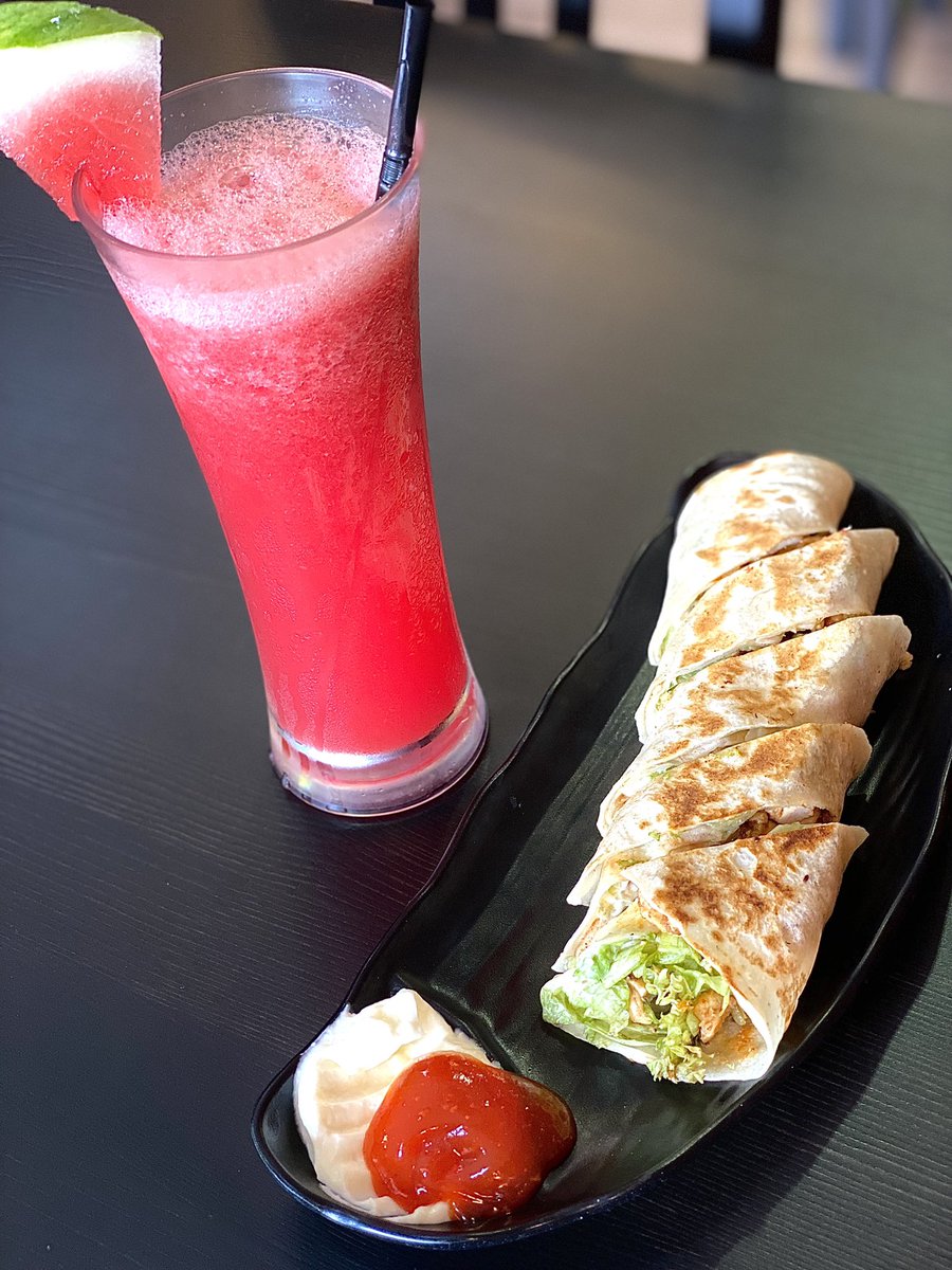 ricorinaldi's tweet photo. The best shawarma dekat bangi RM7. Boneless chicken diaaaa 🤤 Nasi Arab dia pun sedap! https://t.co/U0aV6BQd4R