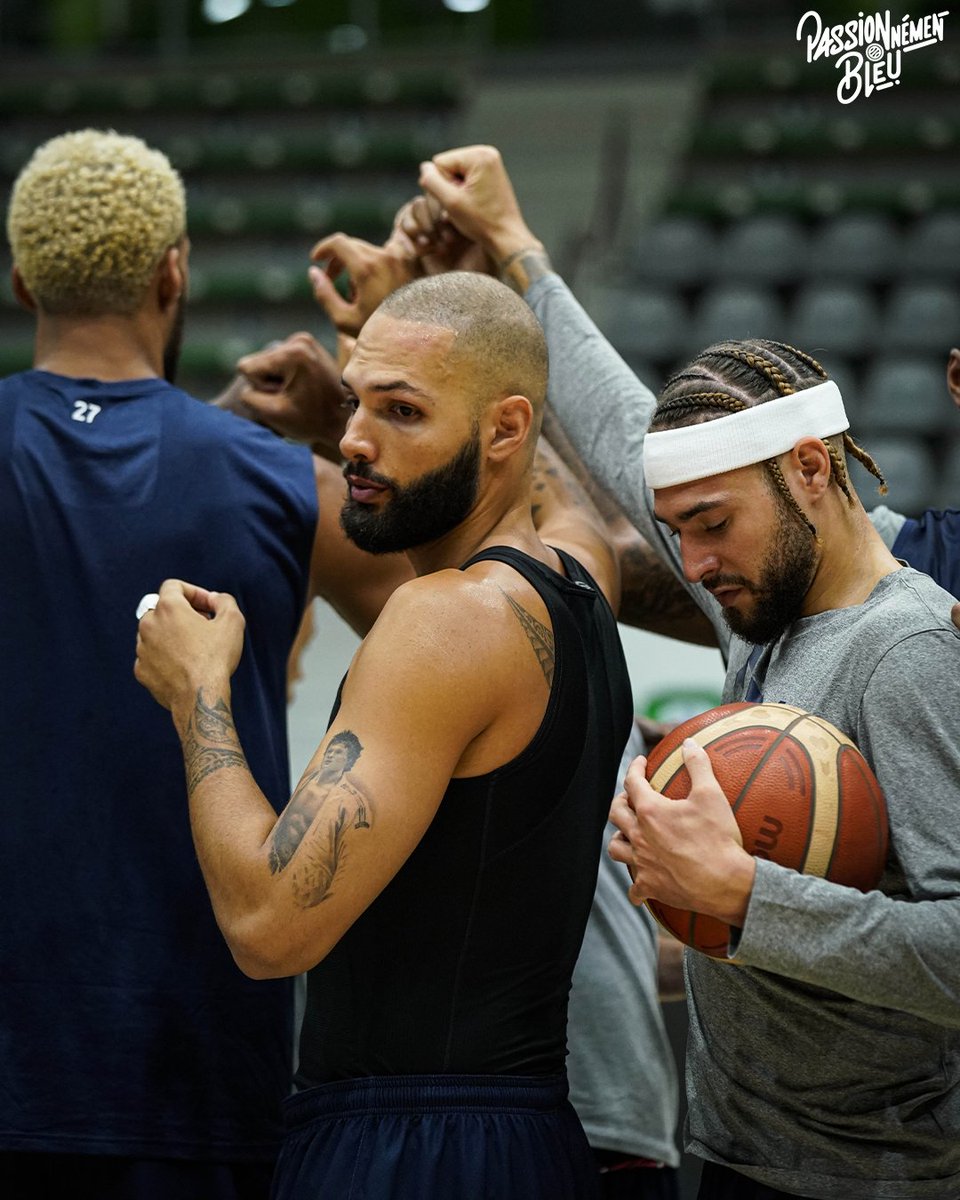 ✊🇫🇷

Dimanche, les Bleus disputent leur premier match de préparation à l'<a href="/EuroBasket/">FIBA EuroBasket</a> face aux Pays-bas au <a href="/LeKindarena/">Le Kindarena</a> de Rouen 💪

#TeamFranceBasket | #PassionnémentBleu