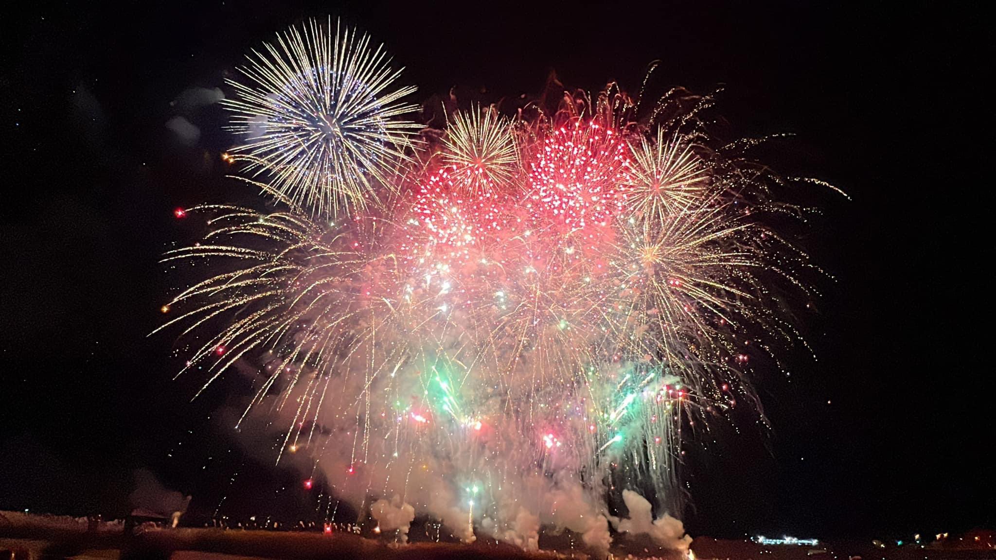 笠原雅俊 四万十川で花火の船旅 ８月２７日 土 ６千発の花火が打ち上げられる四万十市の しまんと納涼花火大会 夏の夜空を彩る大輪の花を船から観賞する限定便が初運航する 料金は６万円 申し込みは 屋形舟さこや 090 5147 4023 へ 四万十川