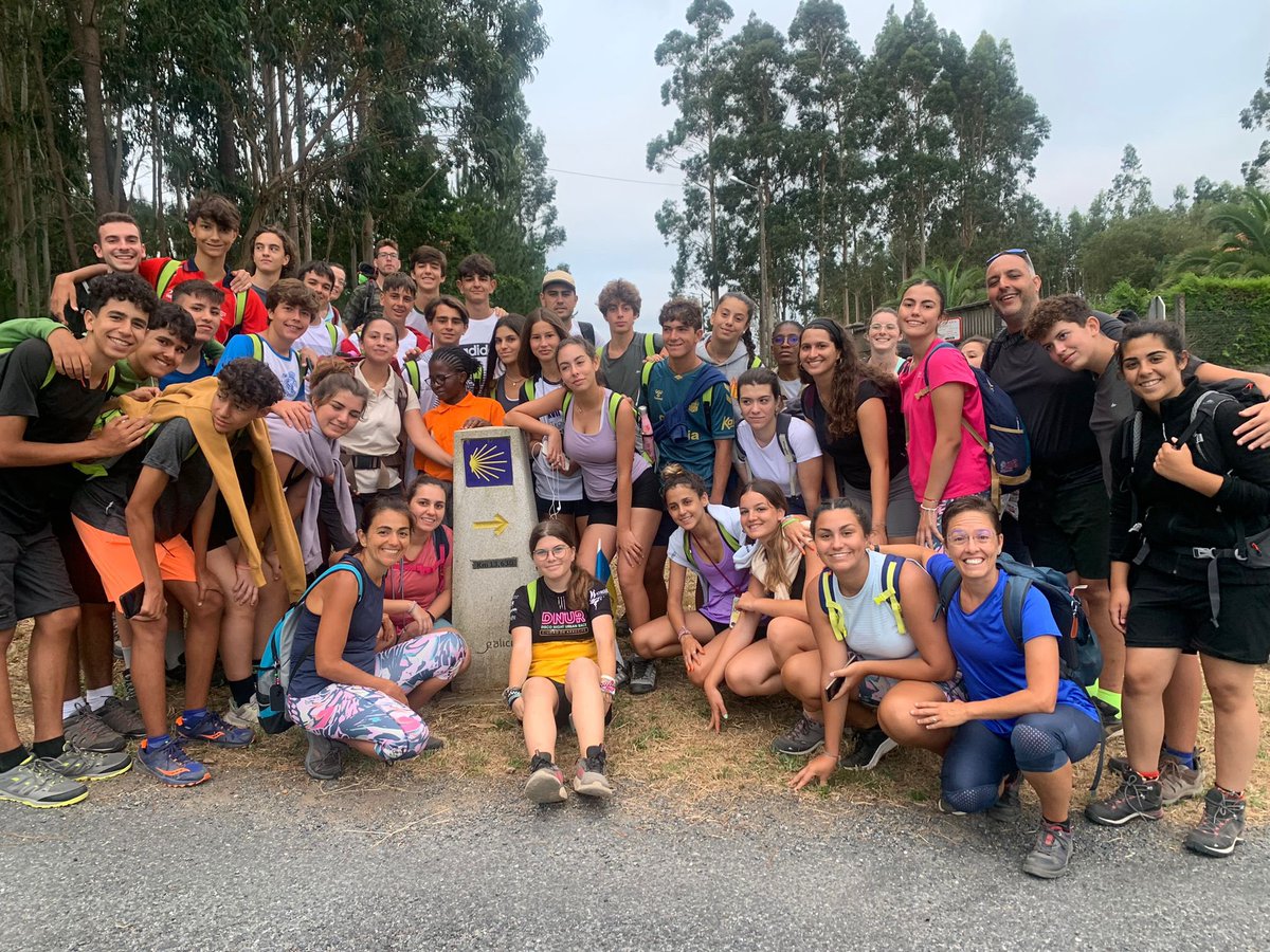NazaretArrecife's tweet photo. Nuestros jóvenes peregrinos recorren la última etapa del camino. Ya queda menos para abrazar al apóstol Santiago y unirse a los 12.000 jóvenes que llegan de toda Europa #Pej22 #NazaretEnCamino #Santiago https://t.co/745OgErprA