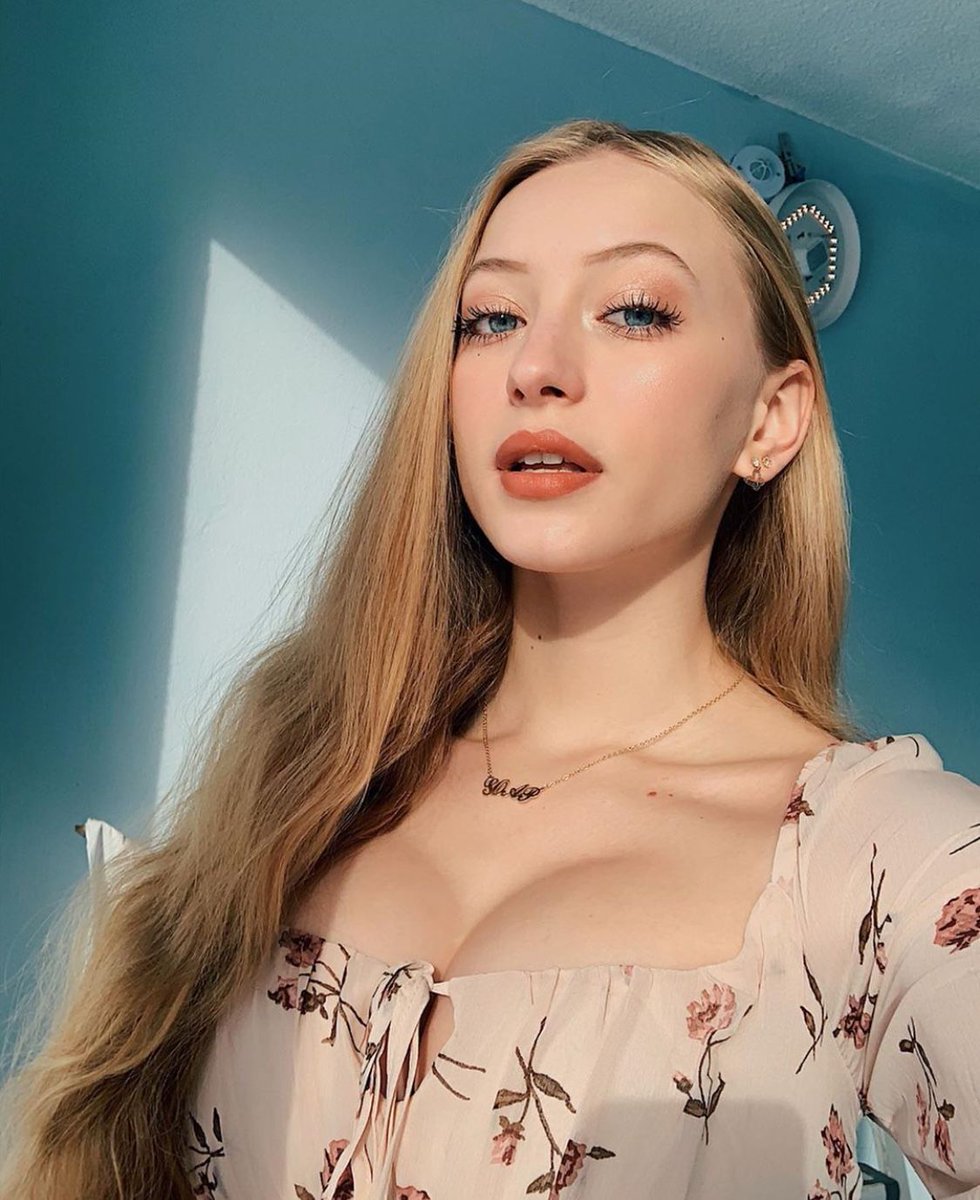 You know damn well I wouldn’t even notice a pathetic loser like you if you weren’t sending! Approach me tribute ready for findom drains.