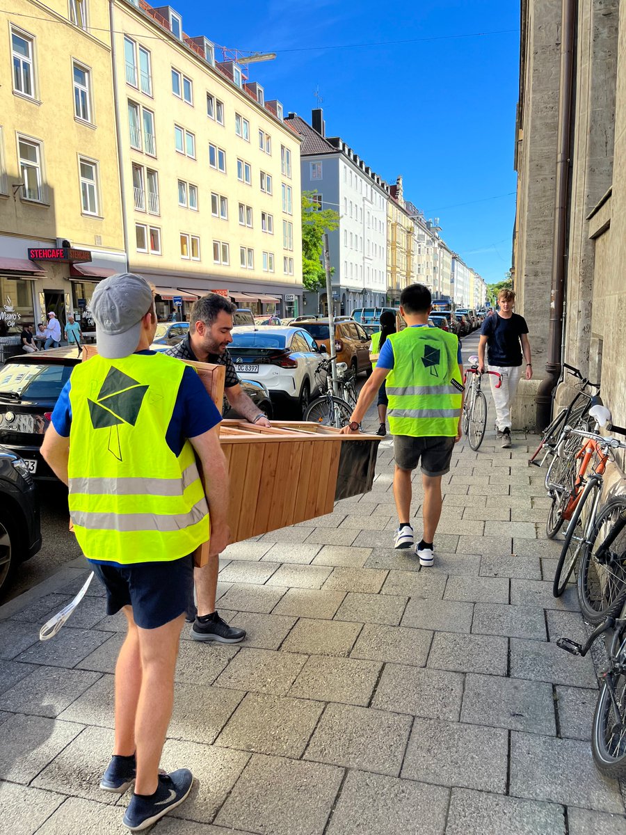 🌳👷‍♀️ Von der Theorie zur Praxis! Im Rahmen der #RemakingTheStreet #SummerSchool bauen die Studierenden ein neues Parklet für #München! 

In den vergangenen Tagen lernten die Teilnehmenden viel über #Streetexperiments und heute kommen die ersten Resultate bereits auf die Straße.