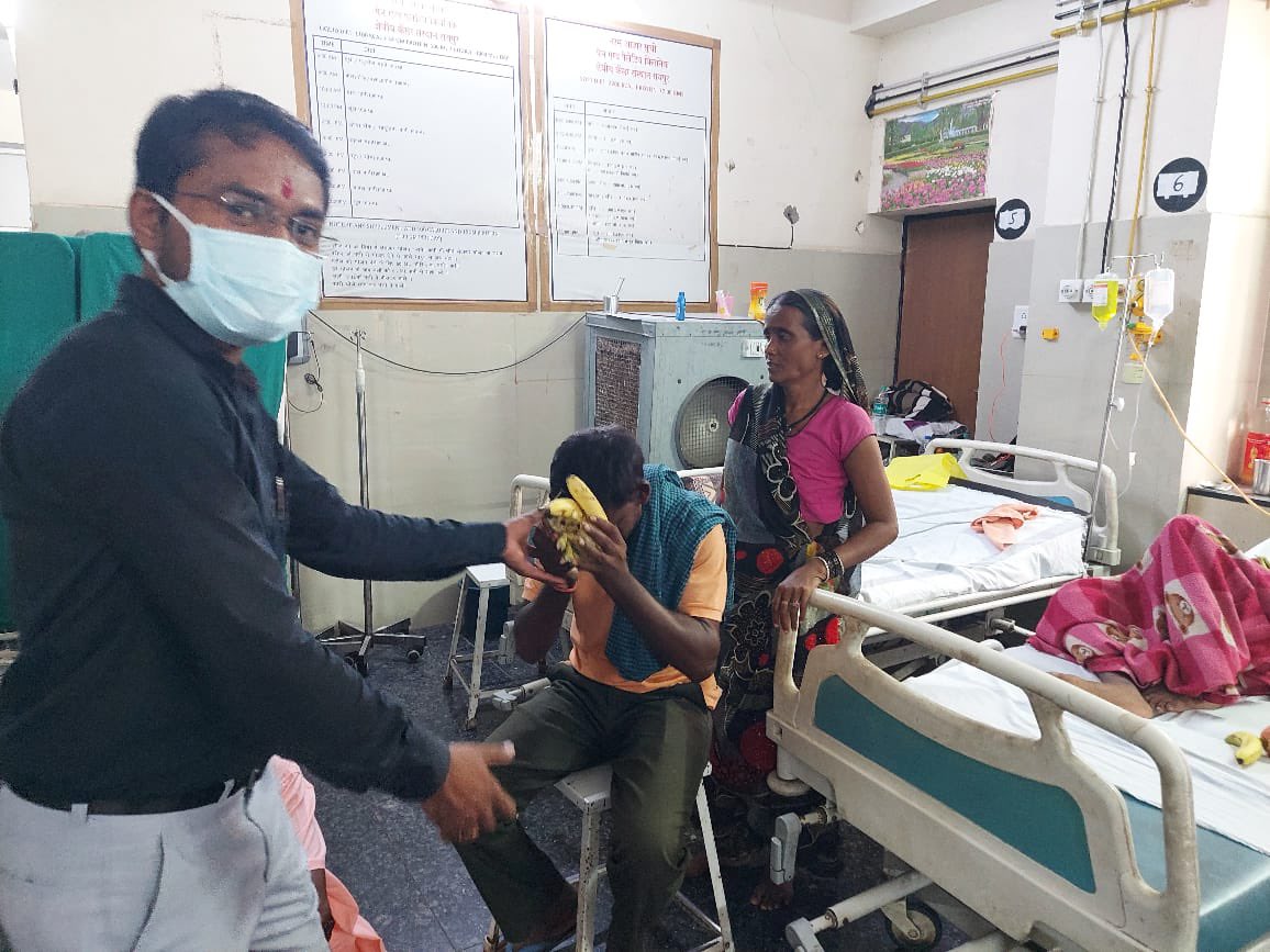 JNILindia's tweet photo. Glimpses from today’s fruits distribution drive for patients at Medical College, Mekahara, Raipur as we celebrate our Babuji Shri Basant Lall Ji's birthday today.
#JNIL #FruitDistribution https://t.co/lZ7cO6PWsx