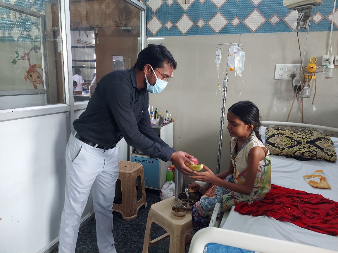 JNILindia's tweet photo. Glimpses from today’s fruits distribution drive for patients at Medical College, Mekahara, Raipur as we celebrate our Babuji Shri Basant Lall Ji's birthday today.
#JNIL #FruitDistribution https://t.co/lZ7cO6PWsx