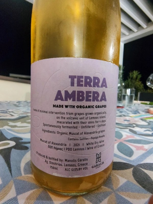 Winedetector's tweet photo. “Le viti di Moscato di Alessandria crescono su un terreno vulcanico sulfureo di colore arancione (Terra Ambera)…”. H/T @ioannikios >>> https://t.co/uSSNkTAeix #naming #wow #packaging #storytelling #wineoneway #etichettevino https://t.co/idgFc3GfRk