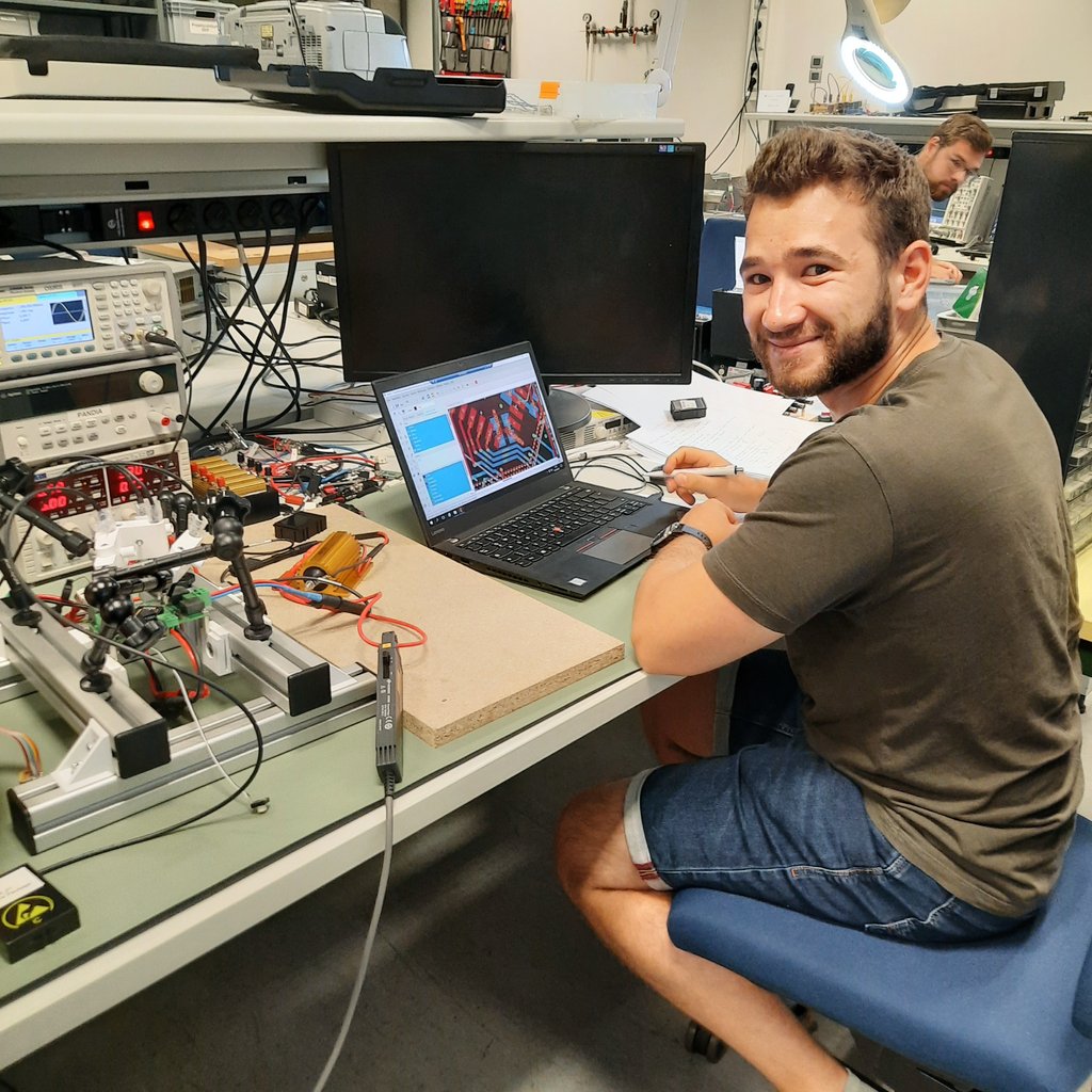 A lot of activity in our lab today: characterization of power devices and debugging of a #GaN FET Class D amplifier board. 
#PowerElectronics #Microelectronics @HS_Reutlingen