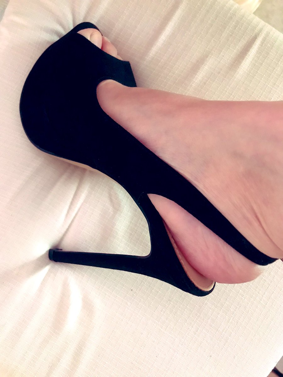 kissAmber5's tweet photo. Follow me  💦💦 https://t.co/x4I82oRPle #tacchi #piedi #feet #piedinisexy #goth #gothgirl #italiana #RagazzeItaliane #sexy #of #onlyfansitalia #kissamber #bacio #guardami https://t.co/aMTZfEUXtH
