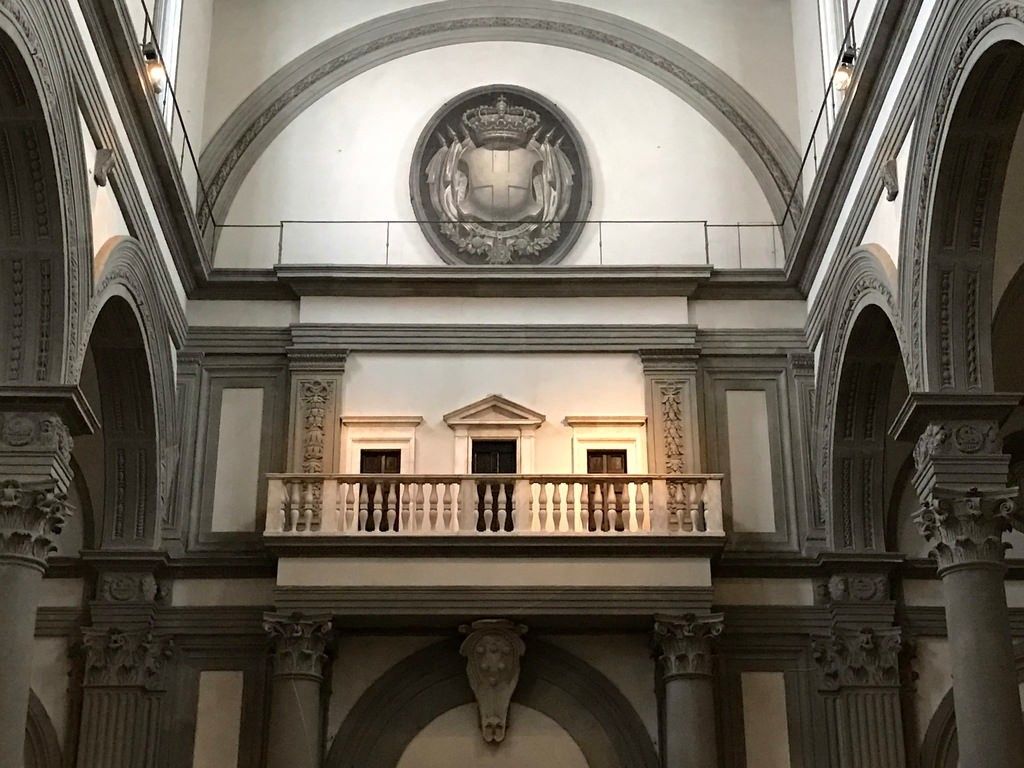 La Tribuna delle Reliquie si trova nella facciata interna di San Lorenzo. La commissione venne data a Michelangelo dal secondo papa Medici, Clemente VII, che desiderava un luogo dove poter custodire l'immenso tesoro costituito da reliquie incastonate in preziosissimi vasi