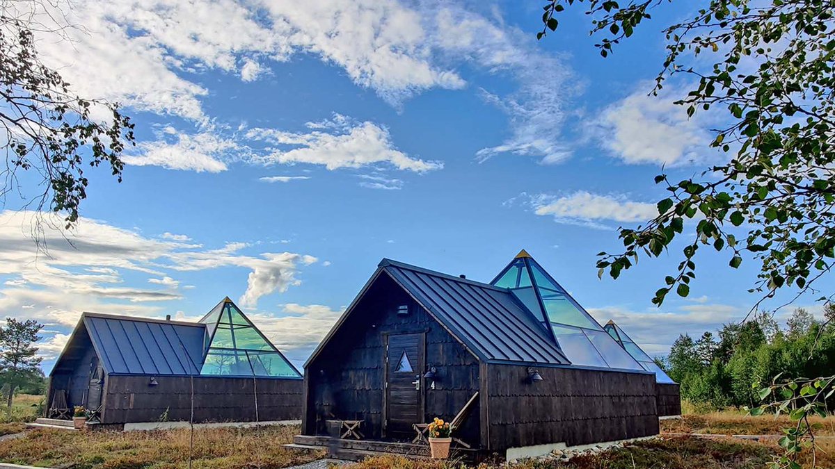 DiscoverFinland's tweet photo. When you stay in the glass-roofed Aurora Pyramids in Levi you can almost touch the ever-changing sky, nature and its forces. The Aurora pyramids are situated at Tonttula Experience village, only 10 minutes drive away from Levi centre: https://t.co/mroFRO3jel https://t.co/qDV0MY9kgx