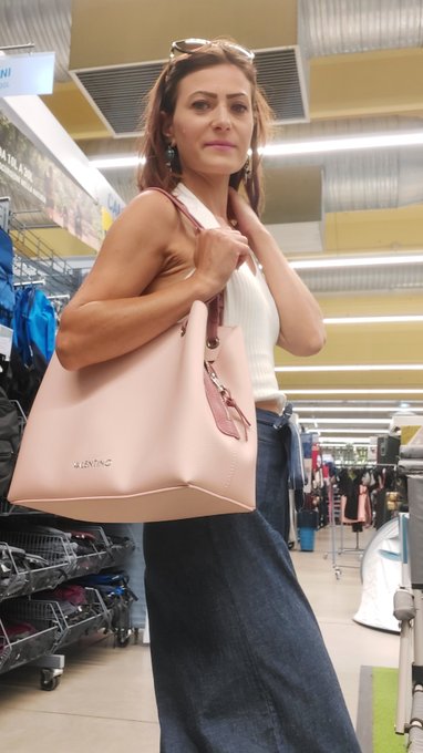 Sto andando a comprarmi qualche #Leggings per voi 🐷porcellini🐷, lo so che vi piacciono tanto! Oggi pomeriggio<a href="/tag/leggings"class="tags">#Leggings</a><a href="/tag/camgirl"class="tags"><span>#camgirl</span></a><a href="/tag/onlyfans"class="tags"><span>#onlyfans</span></a>