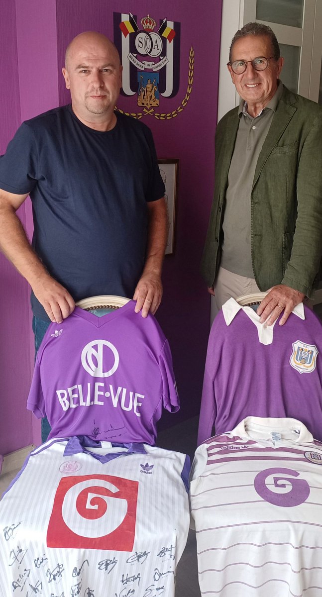 RscaCollector's tweet photo. Georges is zonder twijfel de meest besproken trainer uit Belgisch voetbal
Mooi om te horen hoeveel respect hij heeft voor Mr.Constant, Mr Michel en #Anderlecht
We bleven maar praten. Nooit gedacht dat dit bezoek maar liefst 4 uur zou duren. Bedankt Georges #rsca #coym #coach https://t.co/o6qYJxi2N7