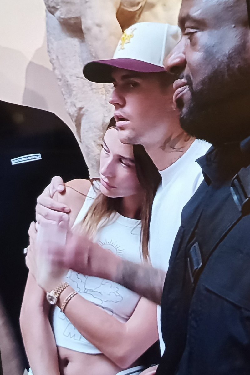 yourbiebernews's tweet photo. Justin and Hailey visiting the Accademia Gallery in Florence, Italy last night https://t.co/3ChBi1JkkG