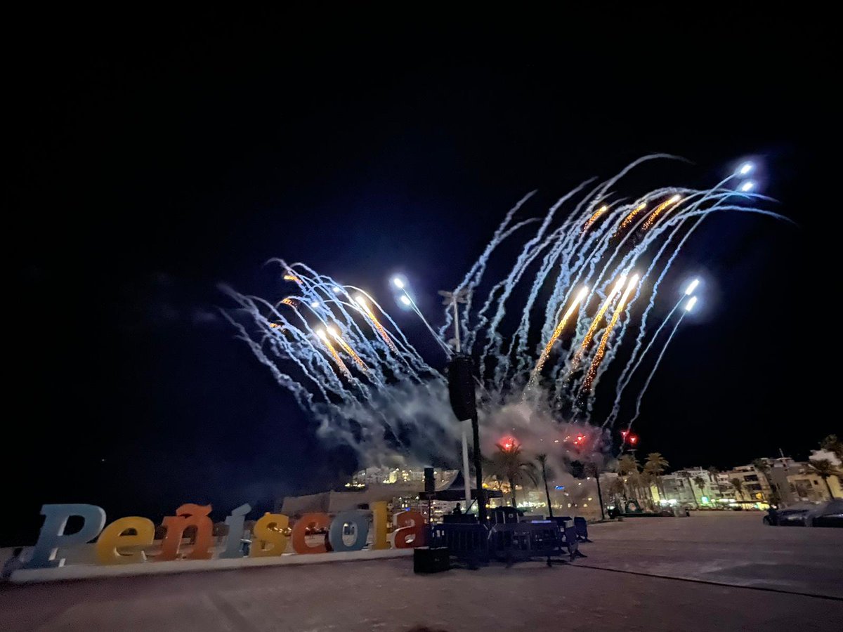 🎇<a href="/presidentjmarti/">José Martí</a>, <a href="/AnaBesalduch/">Ana Besalduch</a> i altres companys/es socialistes assistiren ahir a la nit a un espectacle piromusical a Peníscola.

💥Un esdeveniment patrocinat per <a href="/generalitat/">Generalitat</a>, <a href="/dipcas/">Diputació de Castelló</a> i l'Ajuntament del qual gaudiren tant els veïns i veïnes com els visitants.