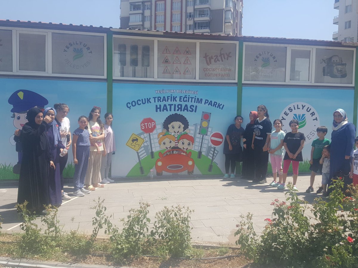 yeksamyesilyurt's tweet photo. Çocuk Trafik Eğitim Parkımız yaz sezonunda da eğitimlerine aralıksız devam ediyor.
Çilesiz Aksa Cami ve İmam Rahmani Kur'an Kursu öğrencilerini merkezimizde misafir edip kendilerine teorik-uygulamalı eğitimler verdik.
Eğlenirken öğrenen Yeşilyurt'un çocukları çok şanslı.🤗🚦🚘🚔 https://t.co/2bxki53h9I