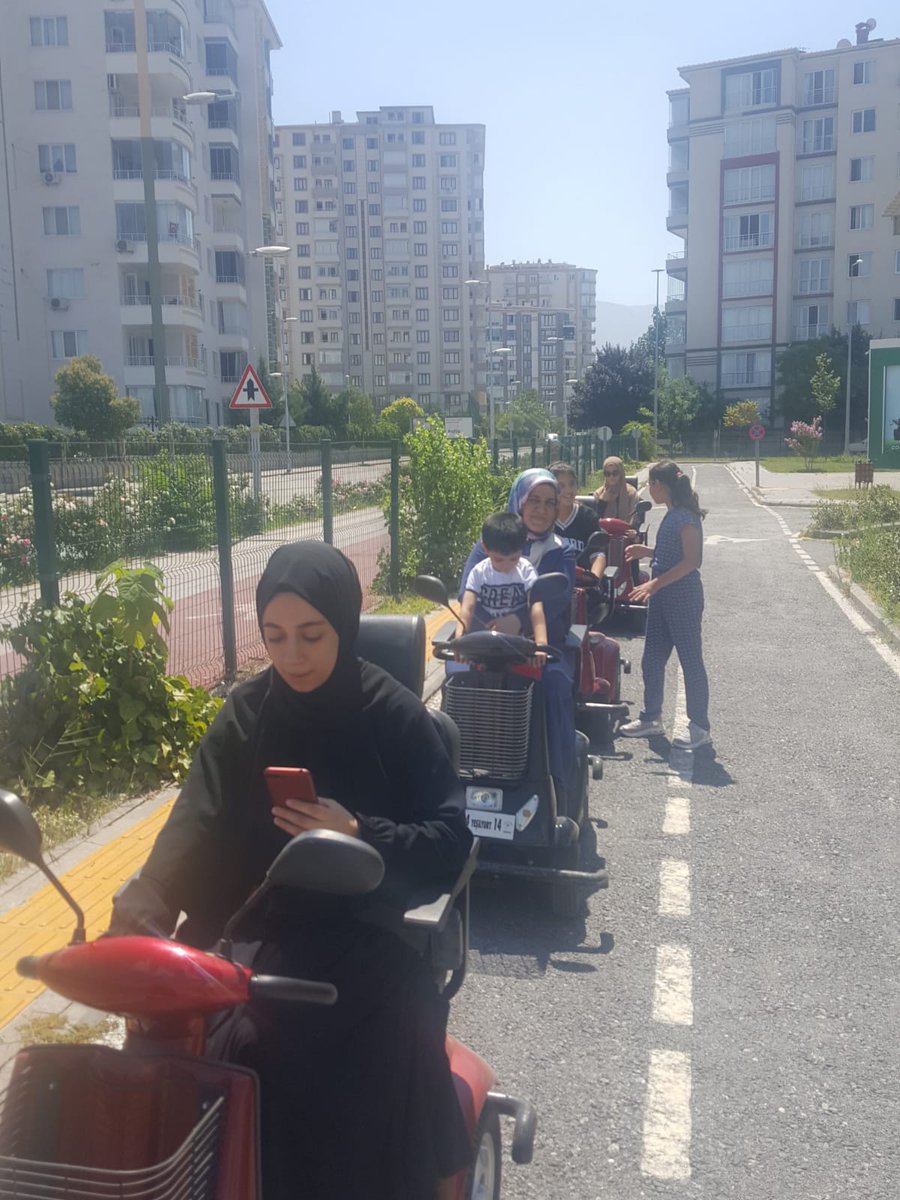 yeksamyesilyurt's tweet photo. Çocuk Trafik Eğitim Parkımız yaz sezonunda da eğitimlerine aralıksız devam ediyor.
Çilesiz Aksa Cami ve İmam Rahmani Kur'an Kursu öğrencilerini merkezimizde misafir edip kendilerine teorik-uygulamalı eğitimler verdik.
Eğlenirken öğrenen Yeşilyurt'un çocukları çok şanslı.🤗🚦🚘🚔 https://t.co/2bxki53h9I