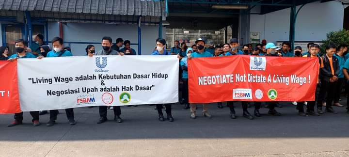 iufap's tweet photo. Workers making @Unilever owned Bango in Indonesia are fighting for a living wage. SPMKB union members are organizing regular protest actions as management is unilaterally trying to decide living wage &amp; refusing to negotiate with union #unionrights #livingwagerights @UnileverIDN https://t.co/b9Te31YFJ5