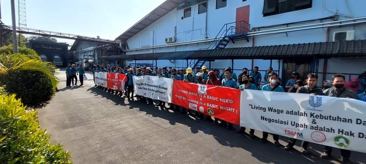 iufap's tweet photo. Workers making @Unilever owned Bango in Indonesia are fighting for a living wage. SPMKB union members are organizing regular protest actions as management is unilaterally trying to decide living wage &amp; refusing to negotiate with union #unionrights #livingwagerights @UnileverIDN https://t.co/b9Te31YFJ5