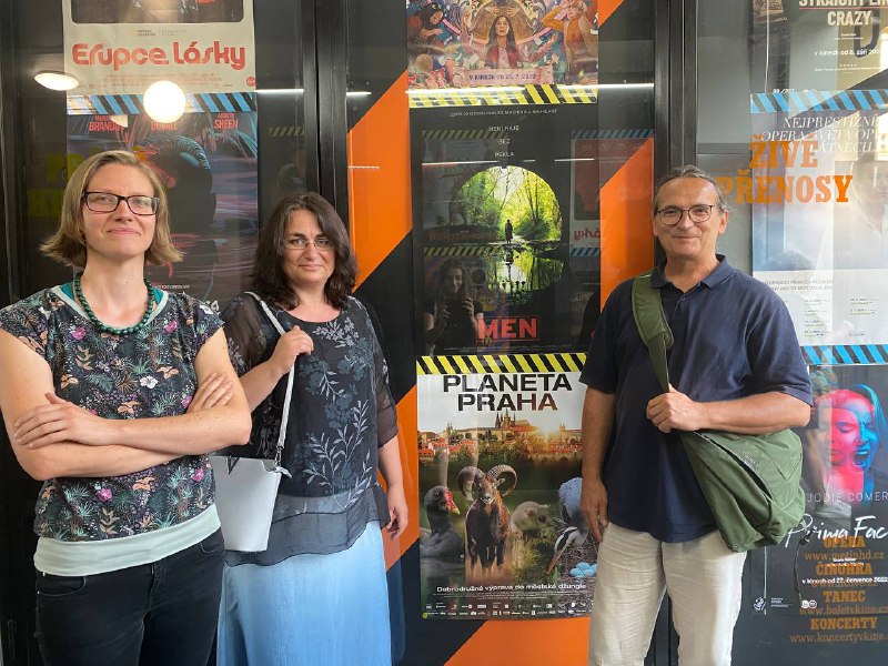 VeraSychrova's tweet photo. S kolegy Lucií Hoškovou a Lukášem Viktorou na premiéře filmu PLANETA PRAHA. 

🎞️ Kromě vizuálního zpracování vyzdvihuji i komentář, který velmi dobře plní svou osvětovou roli.

Ať vás film navnadí objevovat divočinu i ve vašem městě!🙂

👏Režie: Jan Hošek

https://t.co/p4m0z0uETW https://t.co/sPYrVcUBeX
