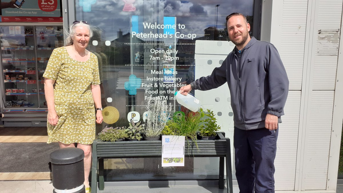 babshooli's tweet image. It's SnipAsYouCoopShop...... Thks @MintlawAndDistrictMen'sShed, &amp;amp; @AdenPlots for herb planters - pls Snip to add flavour to your meal @coopuk #Peterhead, #Mintlaw and #Strichen! ...&amp;amp; grab the recycled watering can (patent pending!) &amp;amp; give the herbs some TLC too!
@Keith32767104