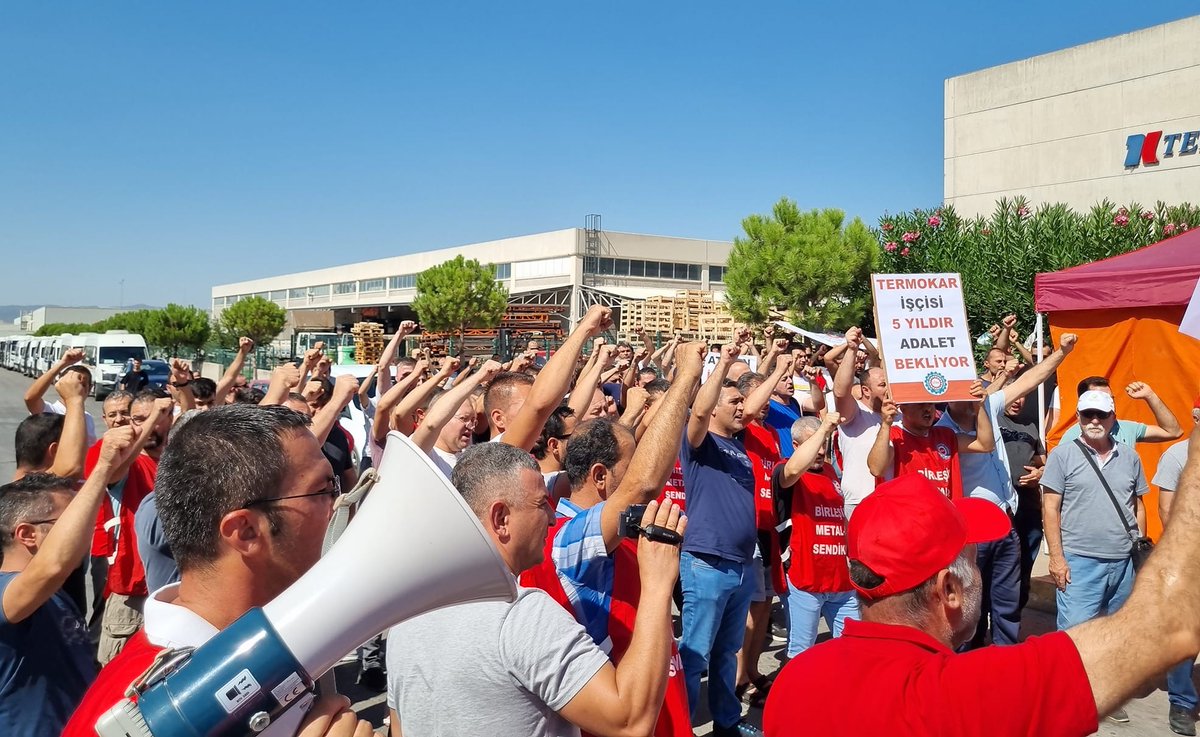BirlesikMetal's tweet photo. Manisa TERMOKAR KLİMA Fabrikası önünde basın açıklamamızı başta üyelerimiz olmak üzere Emek ve Demokrasi Dostlarımız ile birlikte gerçekleştirdik.
TERMOKAR KLİMA işyerinde 5 Yıldır devam eden HUKUKSUZLUĞU ve ADALETSİZLİĞİ Hep birlikte Haykırdık...
#İnadınaSendikaİnadınaDİSK https://t.co/TDA8kJpTFY