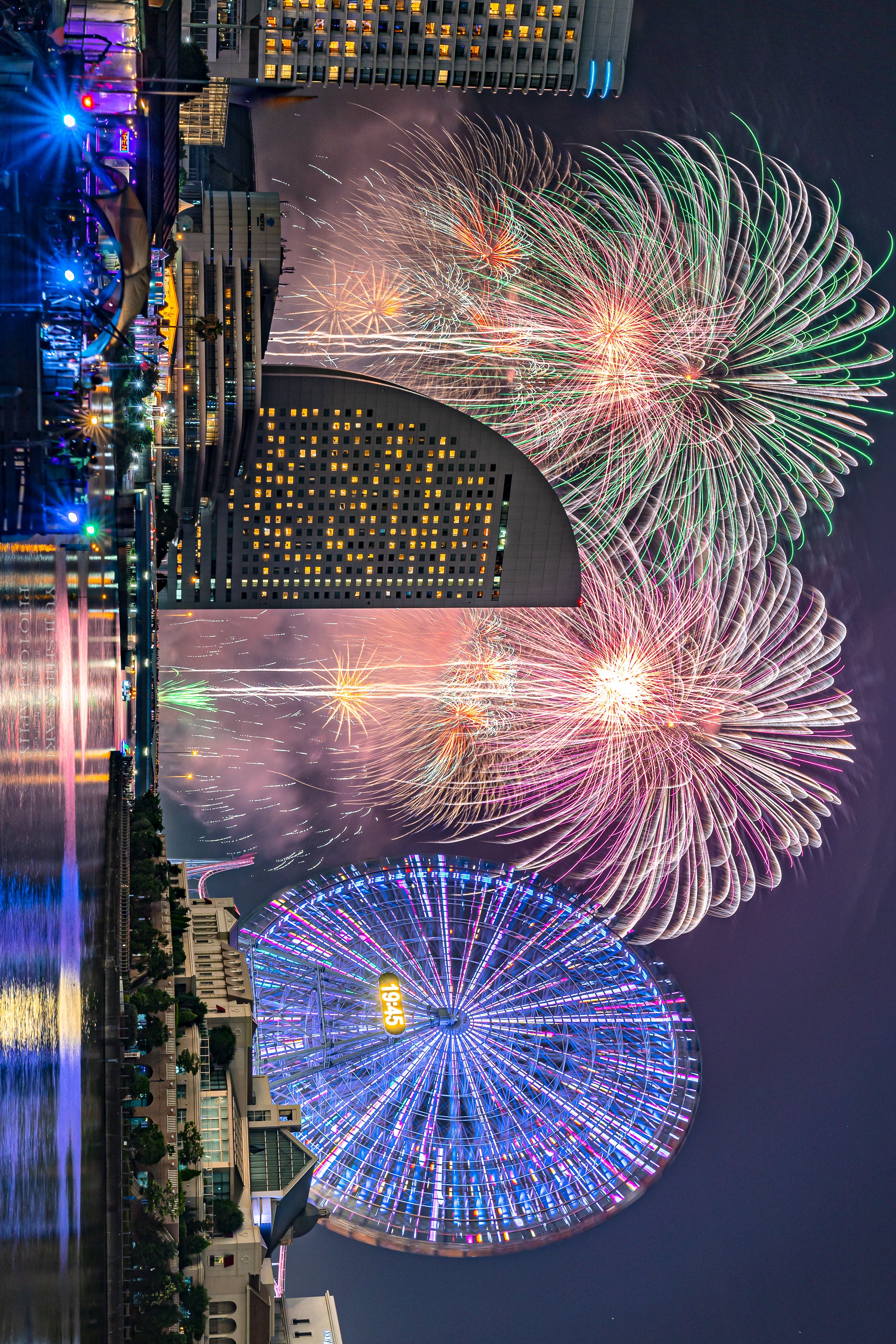 Yuji Shibasaki Photo 三色のどデカい花火が上がったかのような みなとみないの夜 T Co I5epr4obpy Twitter