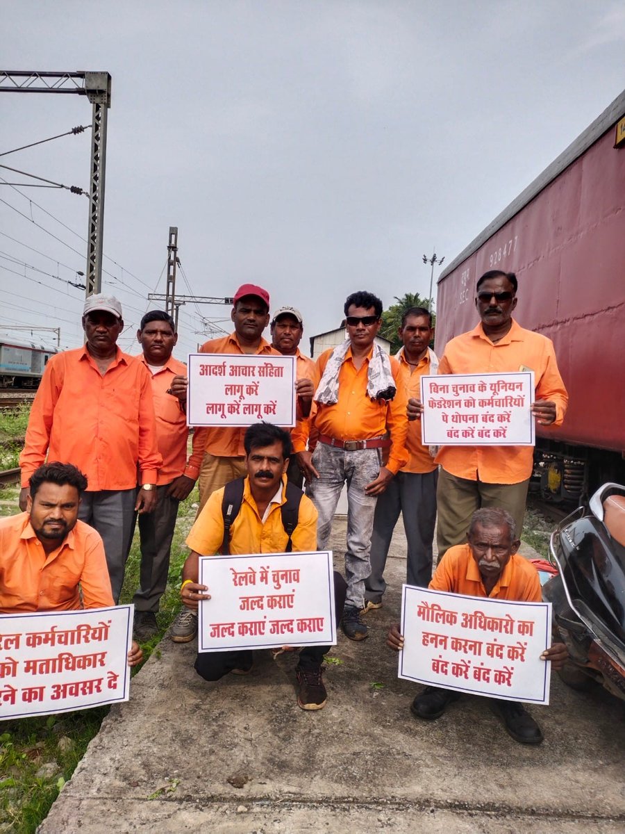 SanjayG90348232's tweet photo. #Restoretrade_unionelection_in_railway  
@PMOIndia @AshwiniVaishnaw @Railminindia @LabourMinistry @IRC_RB @AIRTUINDIA 
मताधिकार मेरा लोकतांत्रिक एवं मौलिक अधिकार है जिसका हनन रेलवे मे हो रहा है प्रधानमंत्री एवं रेलमंत्री जी रेलवे मे यूनियन का चुनाव जल्द से जल्द कराया जाए https://t.co/EnlJty3CIg