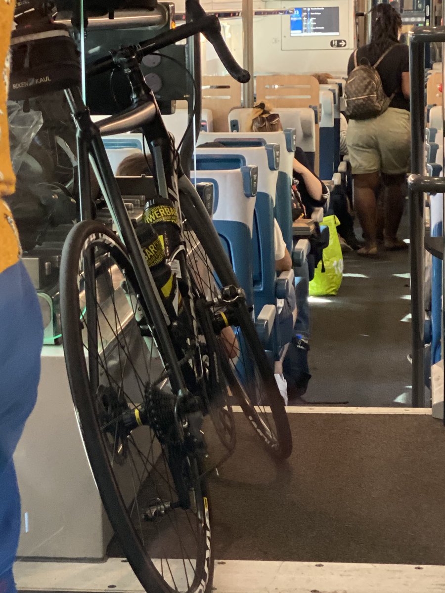 À chaque fois que je prends le TER avec mon vélo entre la Normandie et Paris, il n’y a pas assez de place pour le ranger. 3 places pour tout un train, c’est trop peu. Un dossier sur lequel il va falloir accompagner le changement des pratiques, cher  <a href="/CBeaune/">Clément Beaune</a> !
