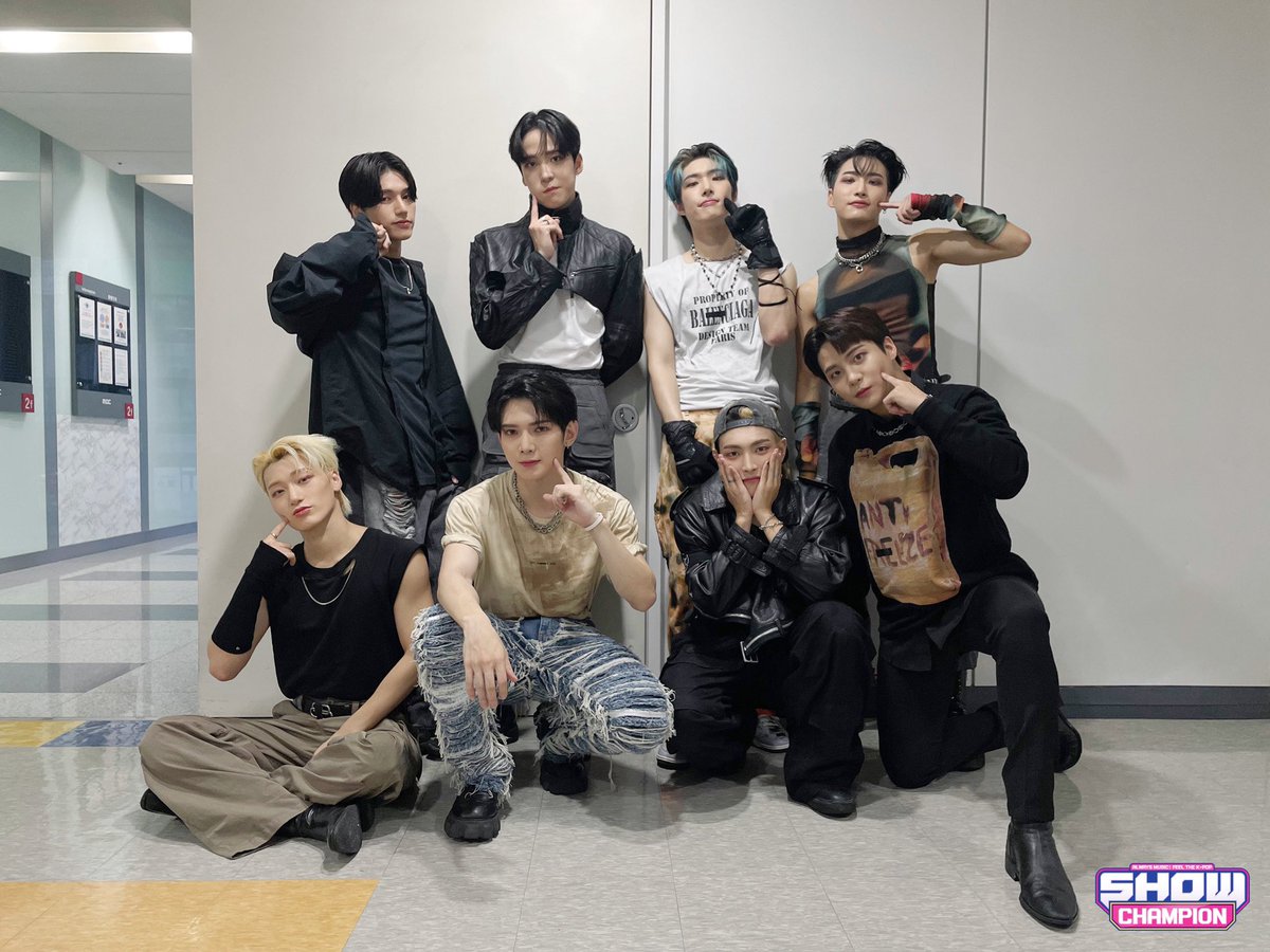 Atiny! We are on Show Champion right now!!
Don't forget to tune in, because we are going to perform Guerilla today~ can't wait to see our Atiny >_<