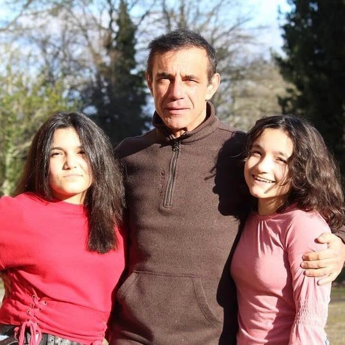LMPositif's tweet photo. 🏃‍♂️ En 90 jours, Patrice Abela a réalisé toutes les étapes du Tour de France en courant 3320 km ! À travers cet exploit, ce papa veut sensibiliser le grand public à la rare maladie de ses deux filles : l’insensibilité congénitale à la douleur ! 👏❤️ (Ouest-France) https://t.co/1KhhK2AYTf