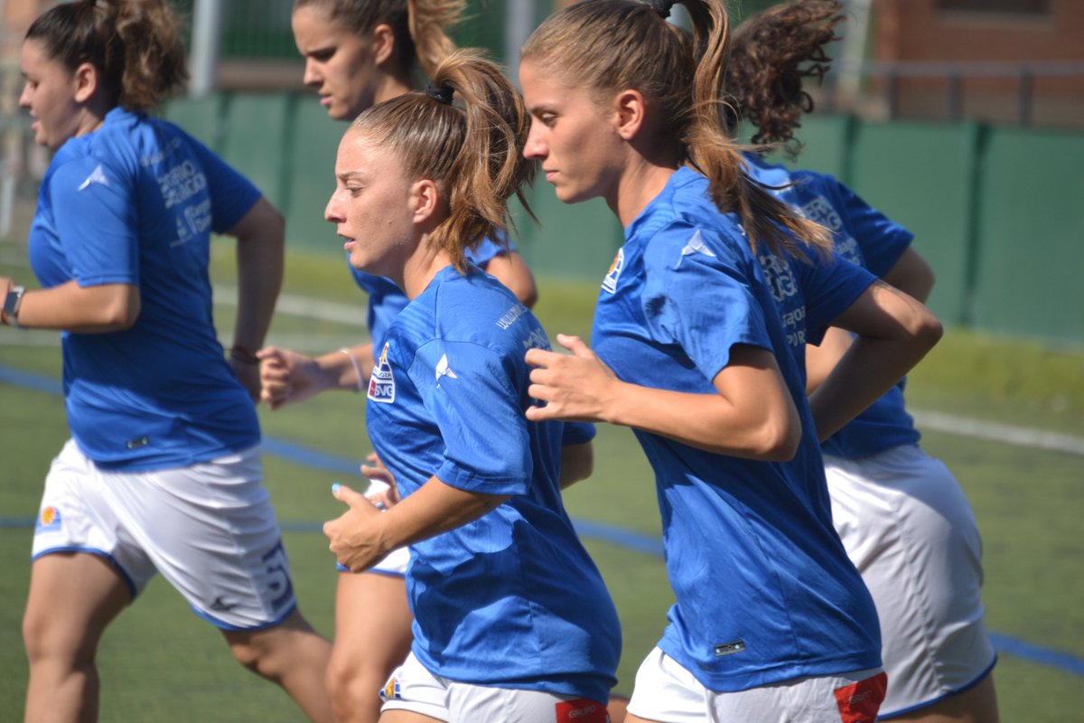 SalaZaragoza's tweet photo. ☀️ Nueva jornada de trabajo bajo el sol a las órdenes de nuestro PF @rafaalbalad en las instalaciones de @stcasablancazgz 🏃‍♀️🏃‍♀️

#30añosdeilusión
#SalaZaragoza ⚽️💙🤍 https://t.co/ywecF4Zyez