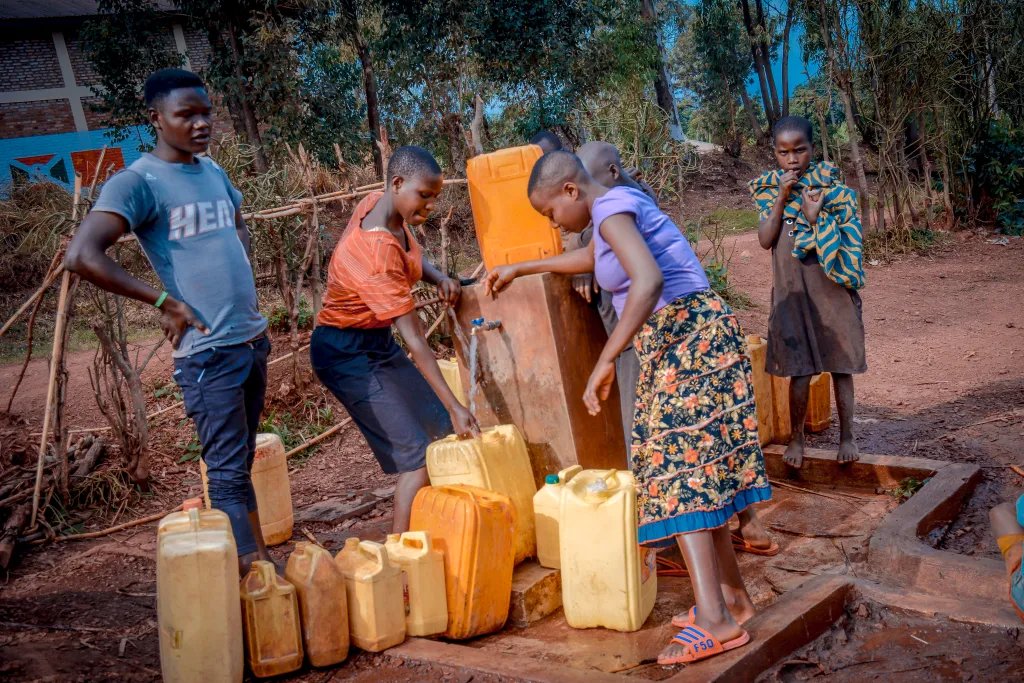 H2Ojournalists's tweet photo. #H20stories #H20changesthings
In #Burundi, #groundwater is changing lives for communities by bridging the gap between demand and supply. In fact, Renate Manirakiza, a resident of Nyamabuye village, says it's easing the burden of doing some domestic chores like cooking and washing https://t.co/iPrImJ4nVp