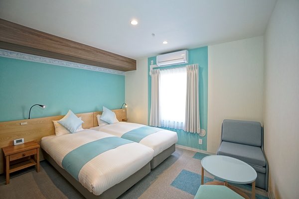 HotelRyoko's tweet photo. ディズニー行くならここのホテルがコスパ抜群すぎるのでおすすめ。

外観お洒落だし、お部屋も綺麗でアメニティも完備。

しかも無料ドリンクバー飲み放題で、
ディズニーまでの無料送迎バスも出てて1人2000円で泊まれる…どう考えても安すぎる😭 https://t.co/CFH0EgA3xa