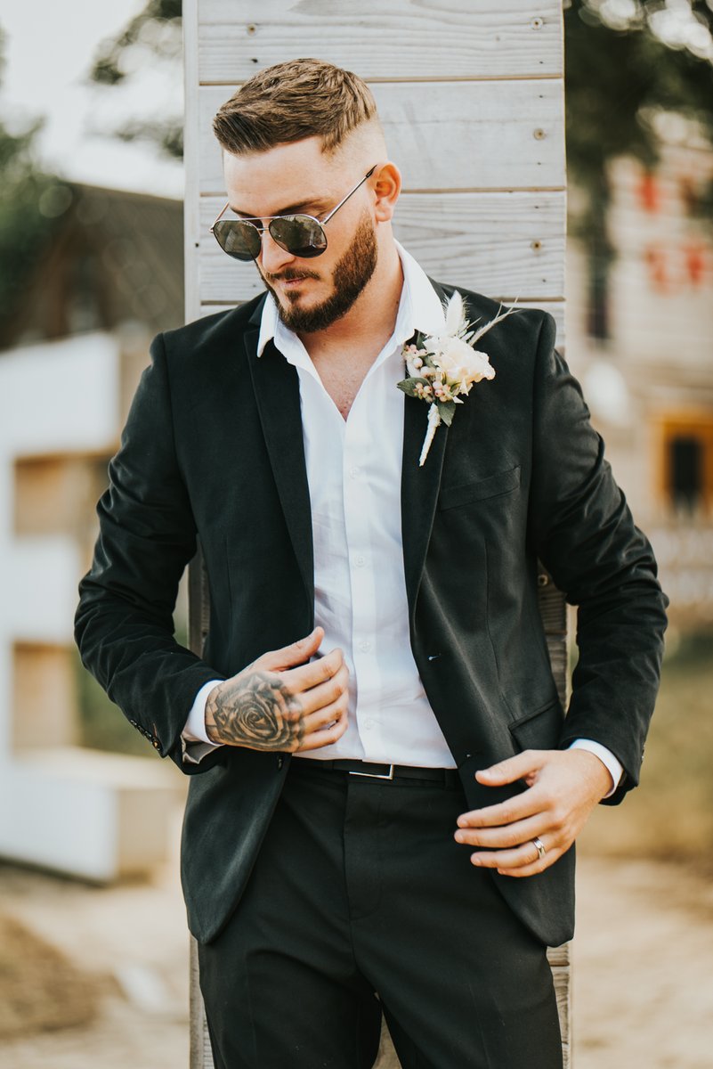 Sunglasses! 🕶 The ultimate accessory! Whether you’re the bride or groom, we’re certain you’ll find the perfect pair on our page. Hey, even if the sun isn’t shining, it still makes a cool picture… 😎 

rockmywedding.co.uk/wedding-sungla…