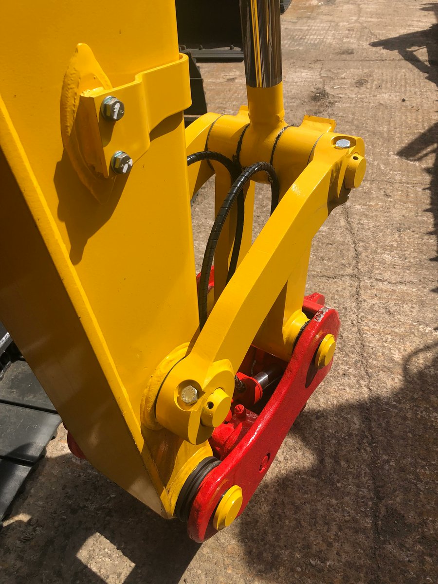 McHaleKomatsu's tweet photo. 'Guess the machine' - Looking at these 3 images, have a guess and tell us which machine this is - model and type.

A full photo of the machine (and answer) will be posted tomorrow!

Let's see how well you know your Komatsu machines...

#komatsu #guessthemachine https://t.co/jf1qnmLLrX
