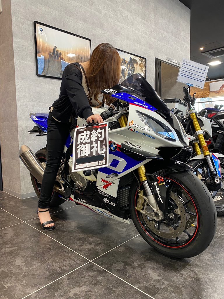 __Gixxs1krr's tweet photo. BMW S1000RR 2015 婚姻届出して来ました❤️

あぁあ…
イケメンなお婿さん迎えちゃったよぉ https://t.co/3i3WdOFg1C