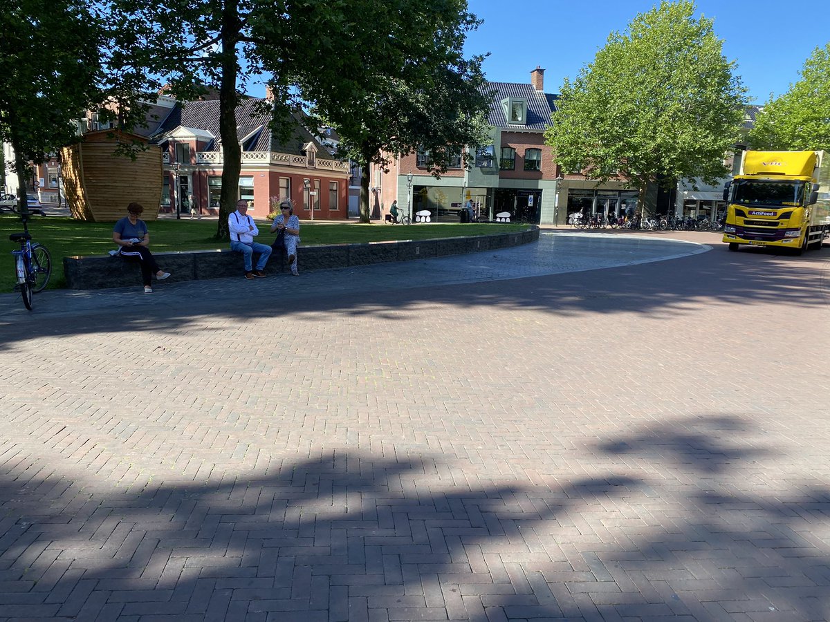 Hallo <a href="/Gemeente_Assen/">Gemeente Assen</a> #Assen wordt eens wakker!!! Waarom staat de fontein niet aan op De Brink???Er staat geen markt voor de fontein, het is hartstikke warm en dit is toch zeker een publiekstrekker!! Veel toeristen in het centrum.