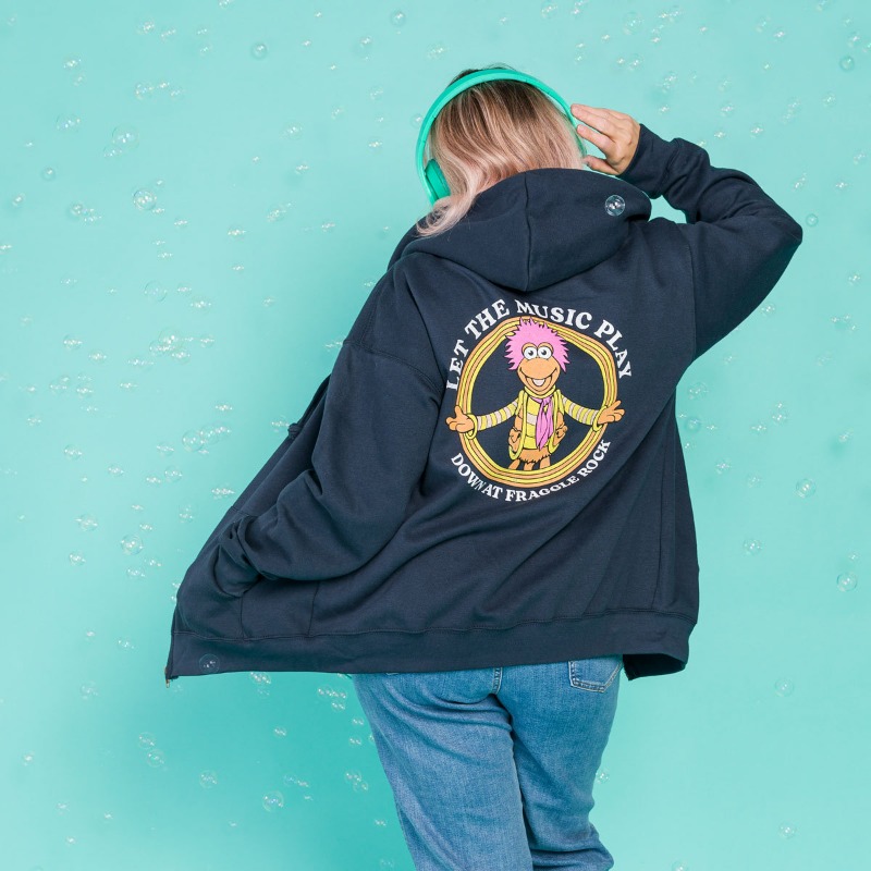 If there’s one thing the gang down in @FraggleRock know how to do, it’s dance their cares away all day long! 💃 And we know you will be too when you see our epic new exclusive selection of hoodies, tees, pyjamas and other delightful gift-worthy goodies truff.sh/fragglerocknew